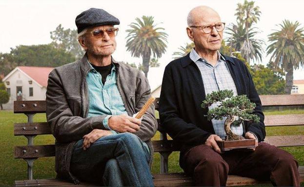 Michael Douglas y Alan Arkin, dos amigos en el ocaso de sus vidas en 'El método Kominsky'.