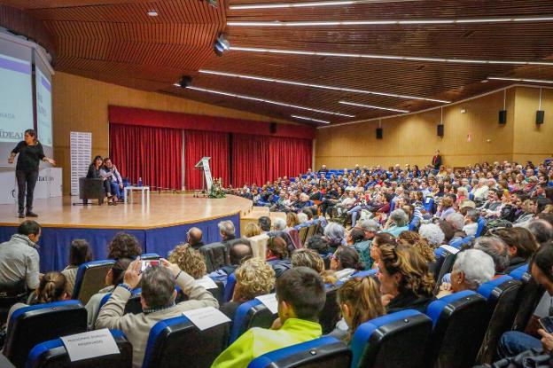 El Aula Magna de la Facultad de Ciencias se llenó para escuchar a Irene Villa y Emilio Calatayud. 