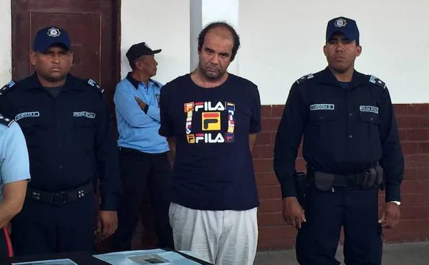 El sacerdote Iván M. P. es custodiado por la policía venezolana, ayer. 