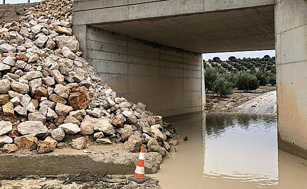 Alertan del riesgo de derrumbe de la A-323 en Píñar