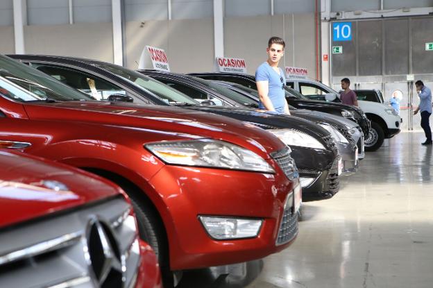 Coches a la venta en el Salón del Automóvil de Jaén.