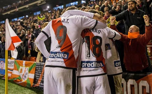 Los futbolistas del Rayo Vallecano celebran el gol del partido. 