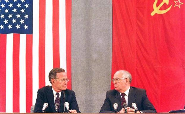 George H. W. Bush junto a Mijaíl Gorvachov en una cumbre celebrada en 1991.