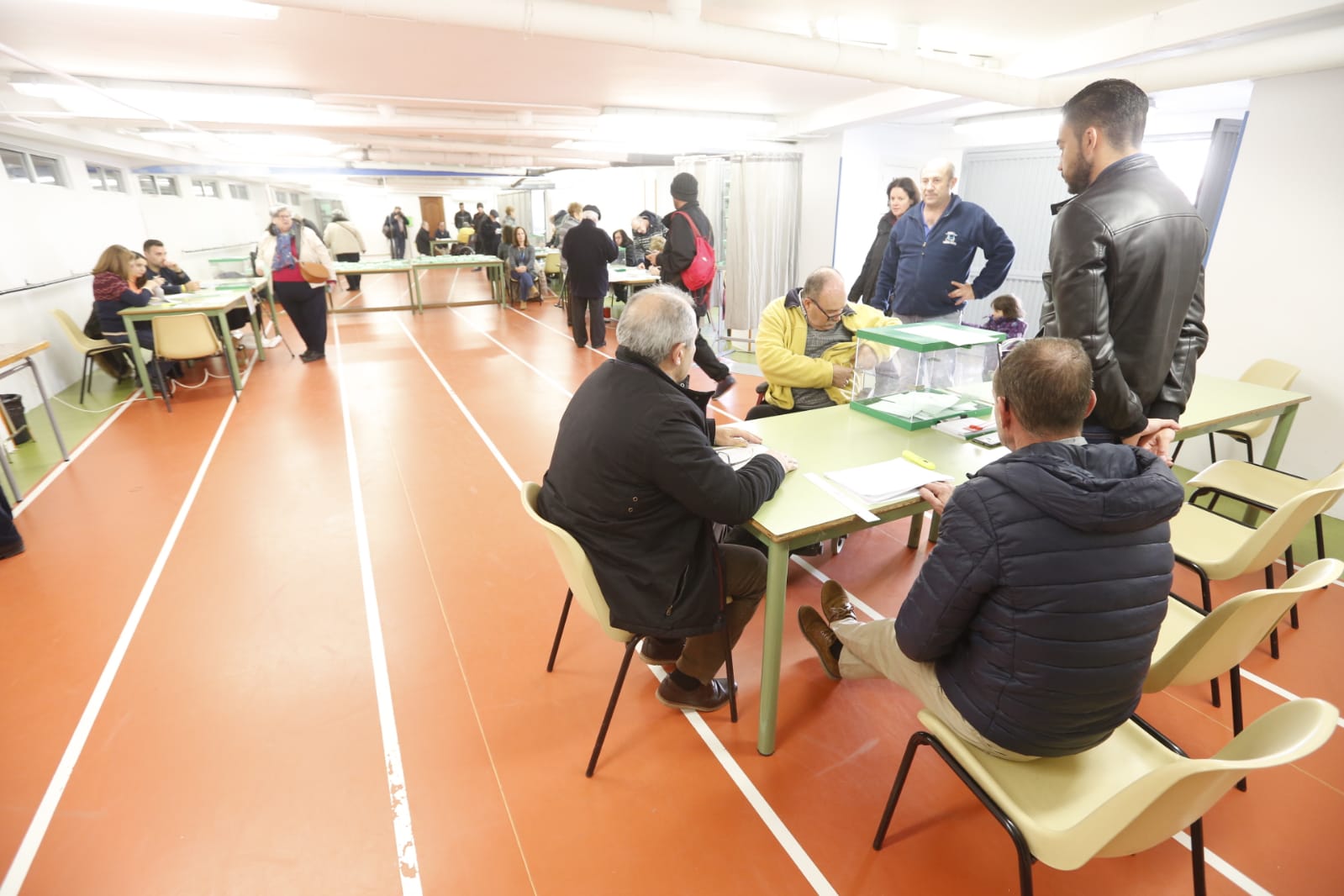 Ambiente prenavideño en un día de votaciones con un único incidente: el desalojo de dos personas en un colegio electoral de la Chana por la lectura de un manifiesto