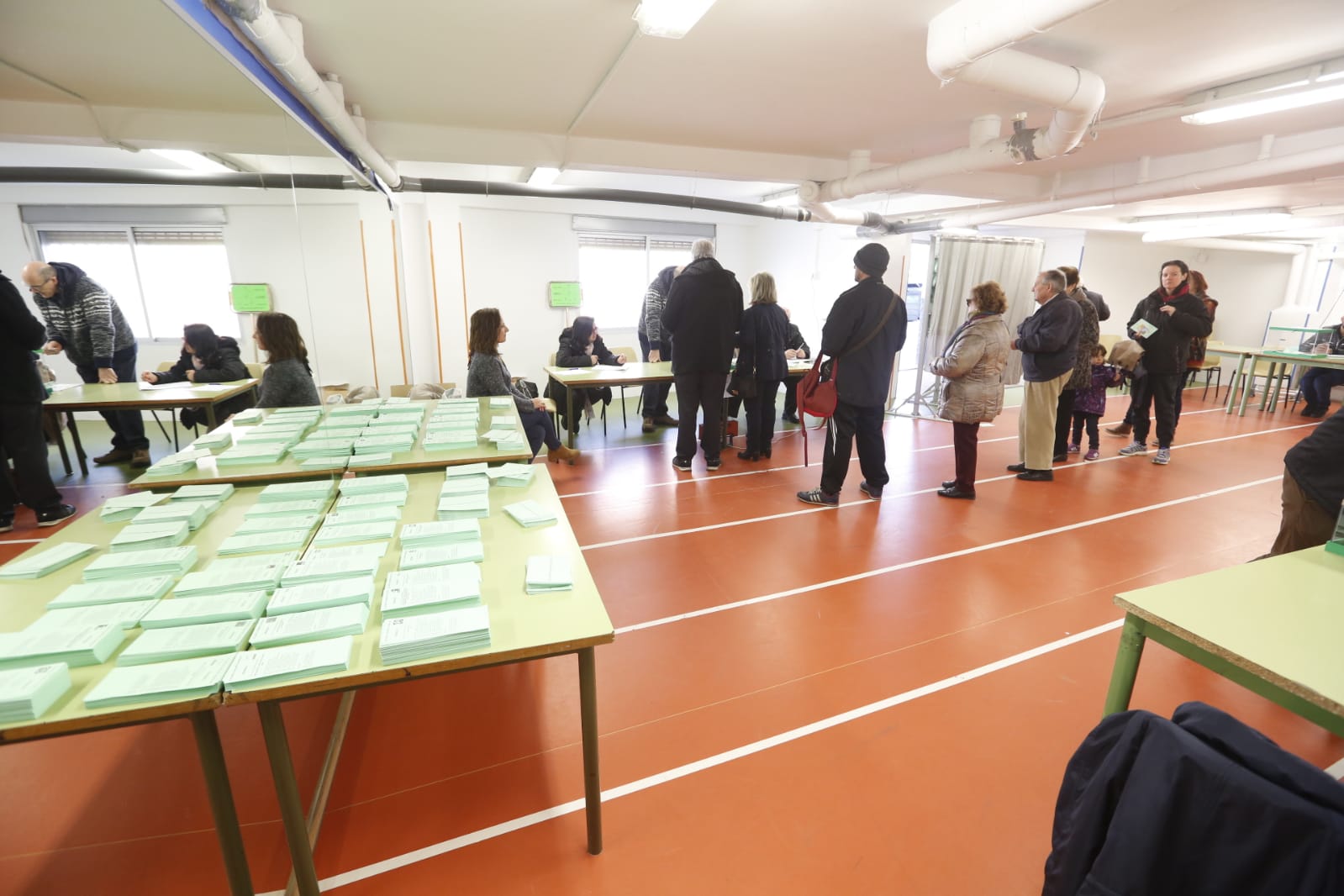 Ambiente prenavideño en un día de votaciones con un único incidente: el desalojo de dos personas en un colegio electoral de la Chana por la lectura de un manifiesto