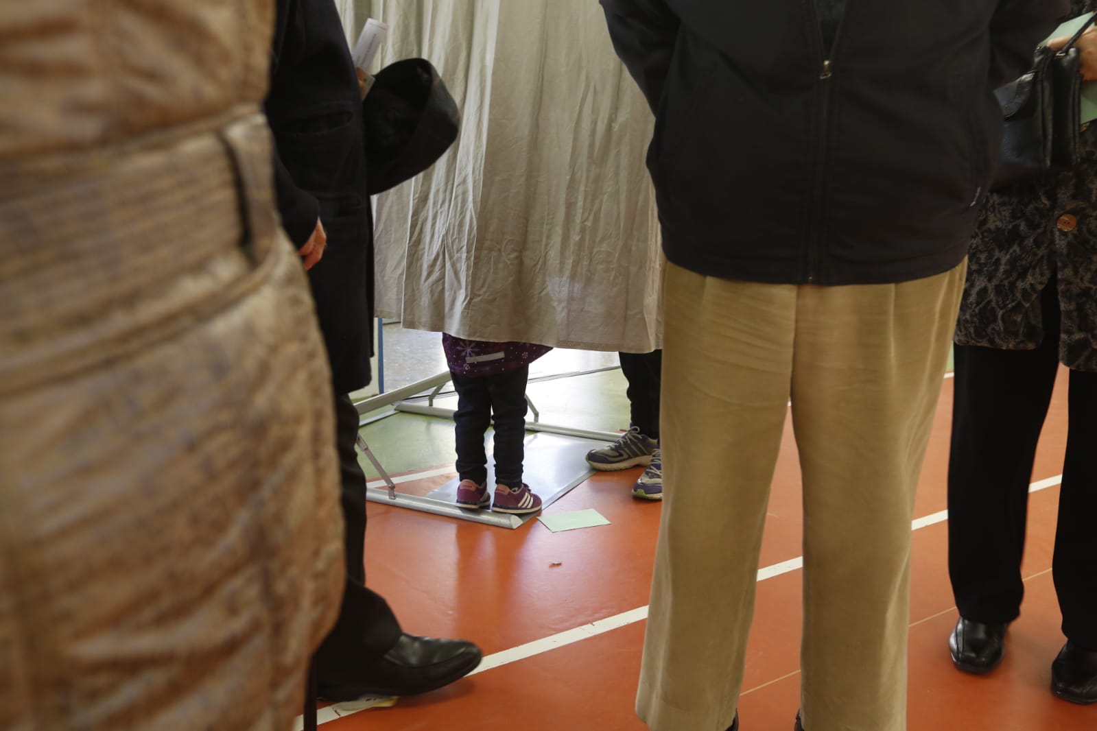 Ambiente prenavideño en un día de votaciones con un único incidente: el desalojo de dos personas en un colegio electoral de la Chana por la lectura de un manifiesto