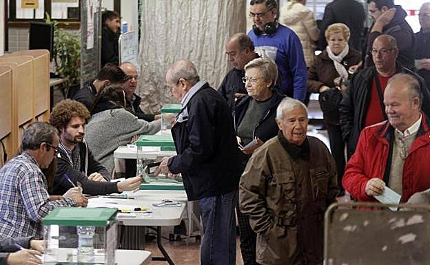 Imagen principal - La jornada electoral se está desarrollando con «total normalidad» en Andalucía.