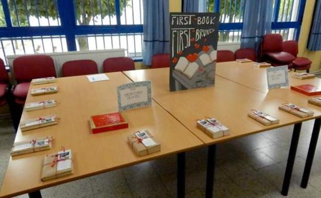 Fotografía facilitada por el Instituto Santa Eulalia de Mérida que ha organizado una cita a ciegas entre sus alumnos. 