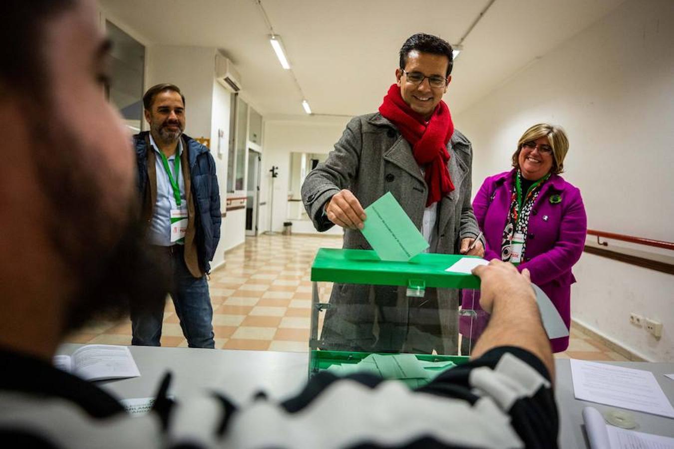 Ambiente prenavideño en un día de votaciones con un único incidente: el desalojo de dos personas en un colegio electoral de la Chana por la lectura de un manifiesto