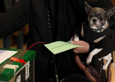 Imagen secundaria 1 - La jornada electoral se está desarrollando con «total normalidad» en Andalucía.