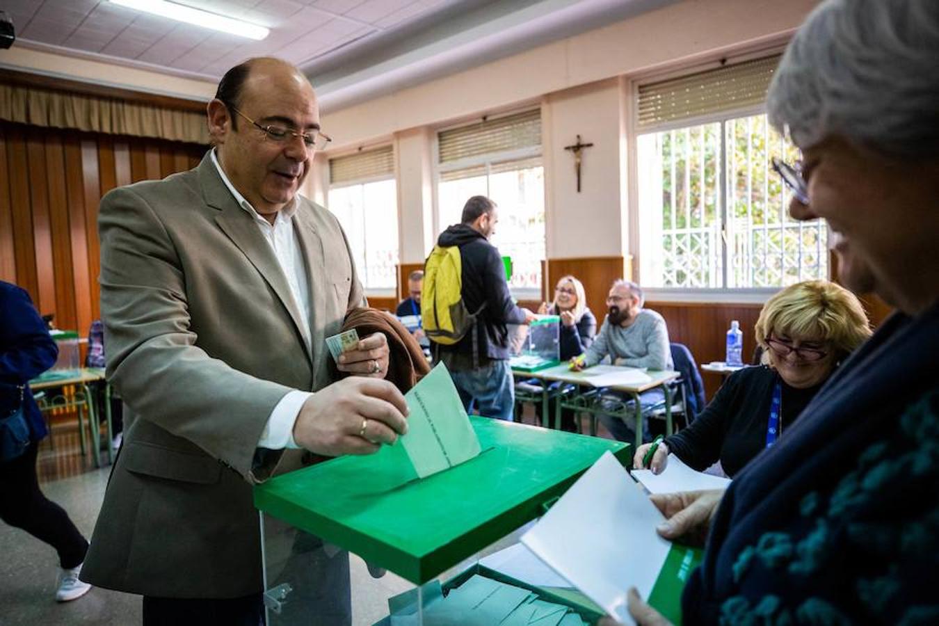 Ambiente prenavideño en un día de votaciones con un único incidente: el desalojo de dos personas en un colegio electoral de la Chana por la lectura de un manifiesto