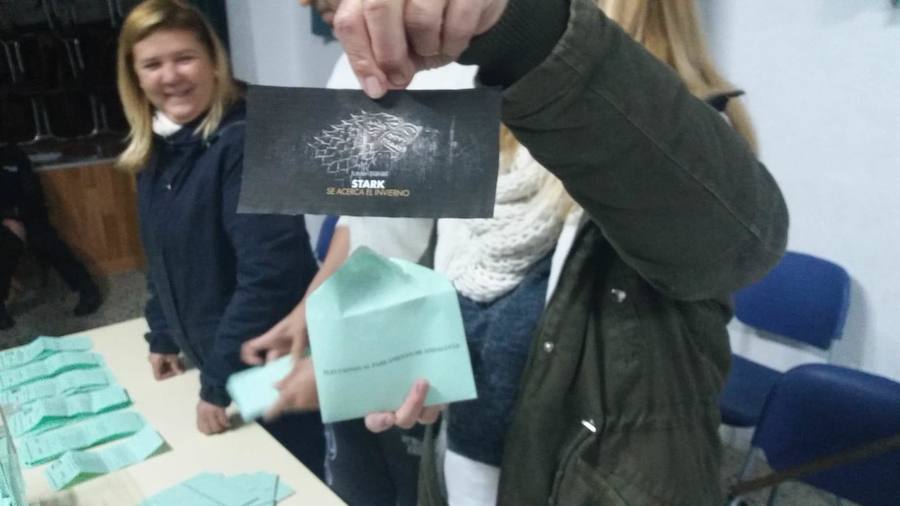 Imagen principal - Algunos de los votos nulos aparecidos en las urnas de Motril. 