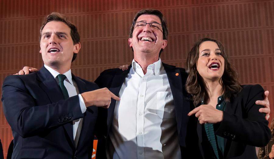 Juan Marín, candidato a la presidencia de la Junta por Ciudadanos, junto a Albert Rivera e Inés Arrimadas tars conocer los resultados.