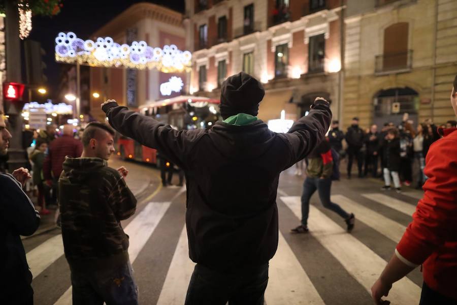 La concentración, convocada a las 18.00 horas, ha derivado en una manifestación que ha obligado a cortar calles del centro.