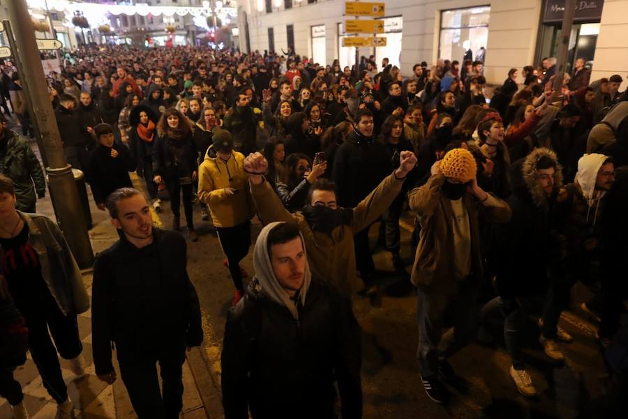La concentración, convocada a las 18.00 horas, ha derivado en una manifestación que ha obligado a cortar calles del centro.