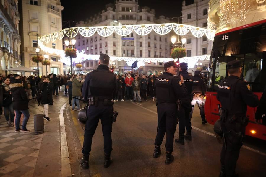 La concentración, convocada a las 18.00 horas, ha derivado en una manifestación que ha obligado a cortar calles del centro.