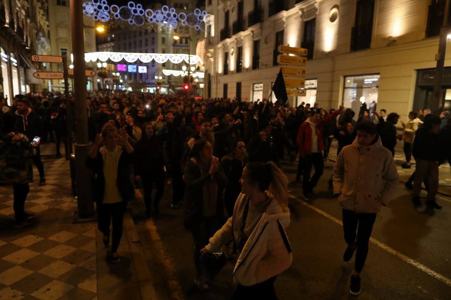 La concentración, convocada a las 18.00 horas, ha derivado en una manifestación que ha obligado a cortar calles del centro.