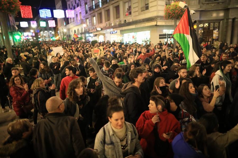La concentración, convocada a las 18.00 horas, ha derivado en una manifestación que ha obligado a cortar calles del centro.