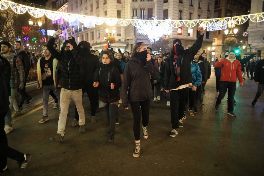 La concentración, convocada a las 18.00 horas, ha derivado en una manifestación que ha obligado a cortar calles del centro.