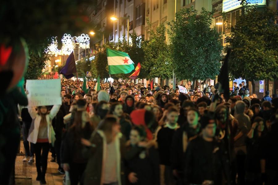 La concentración, convocada a las 18.00 horas, ha derivado en una manifestación que ha obligado a cortar calles del centro.