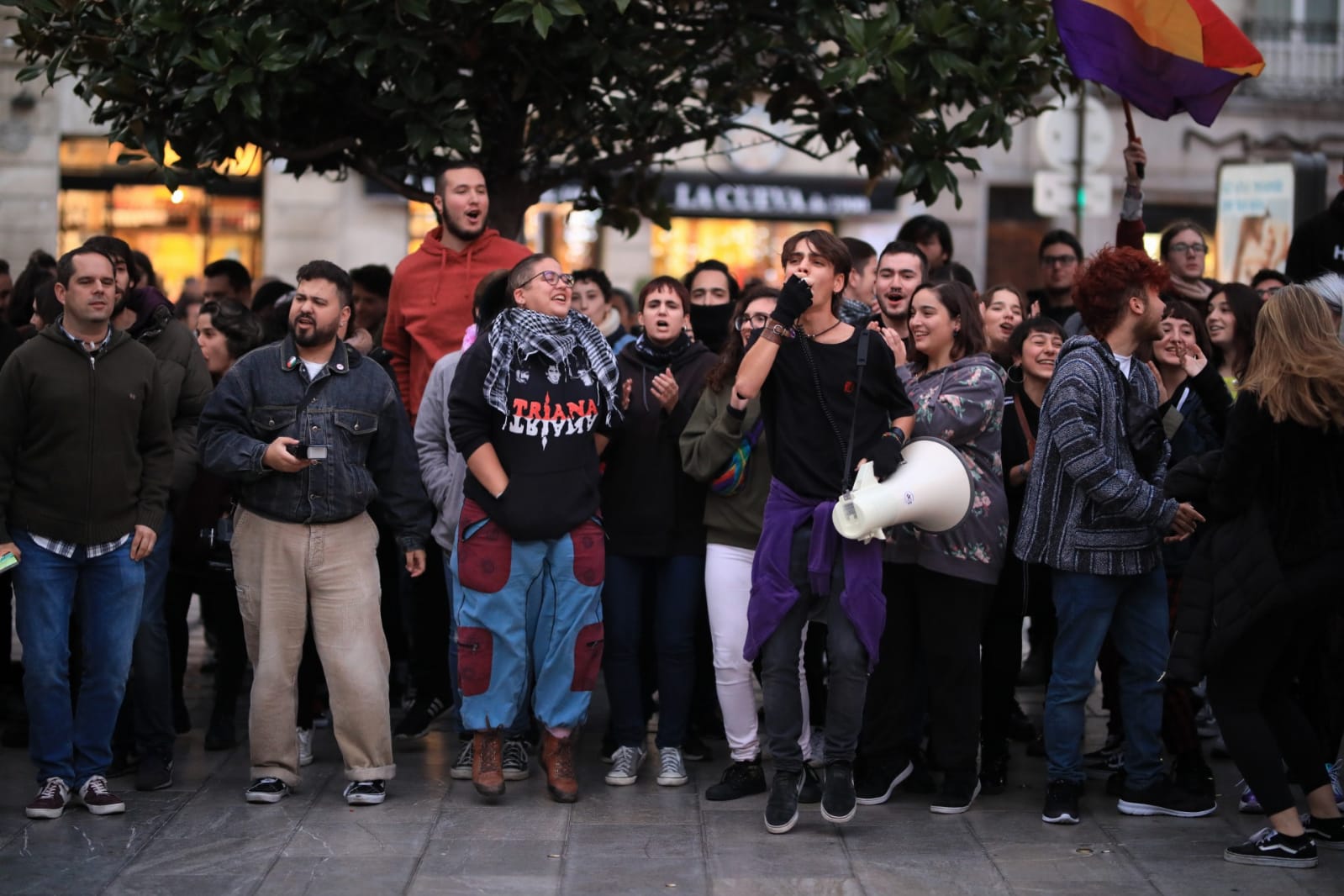 La concentración, convocada a las 18.00 horas, se desarolla con tranquilidad