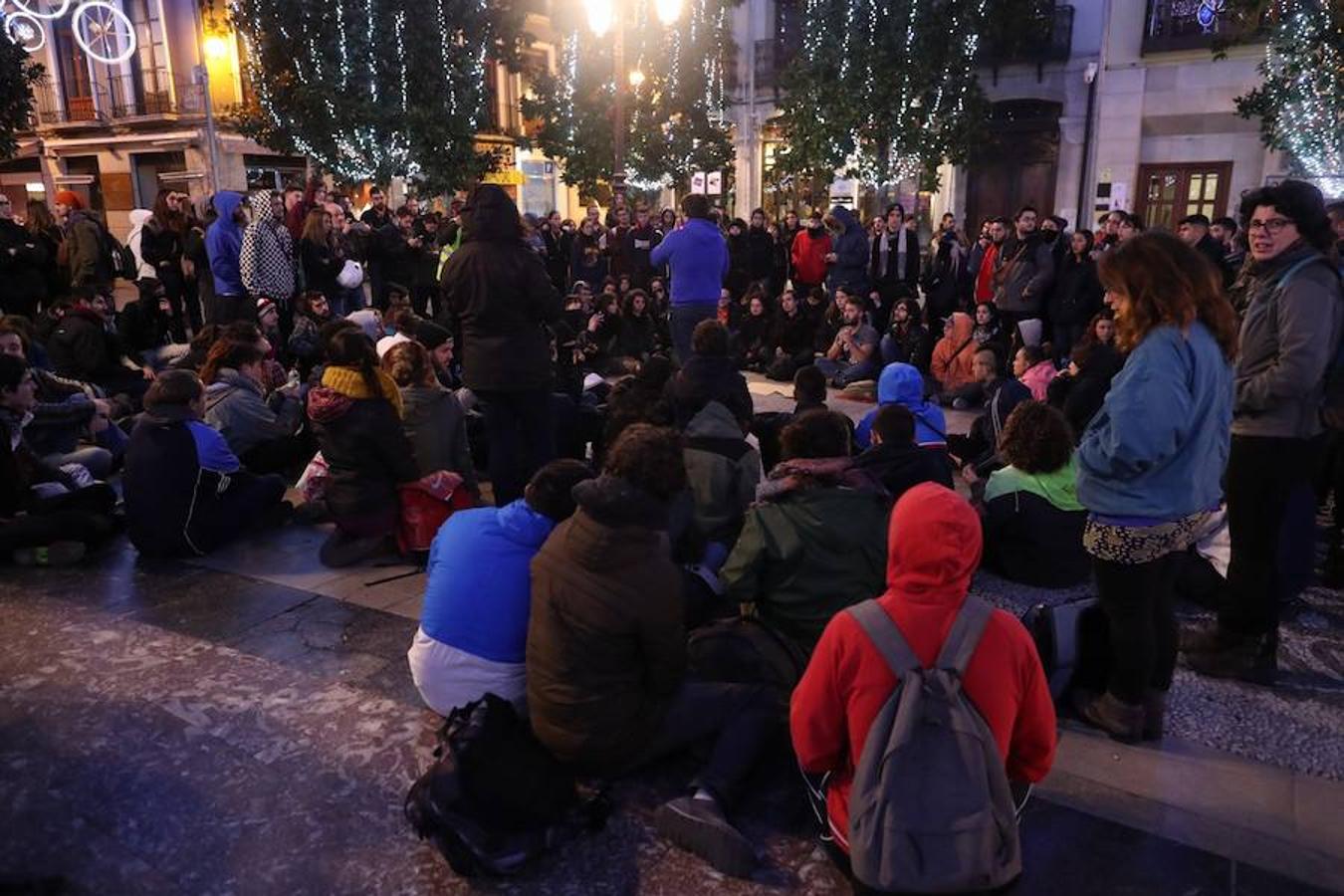 La concentración, convocada a las 18.00 horas, ha derivado en una manifestación que ha obligado a cortar calles del centro.