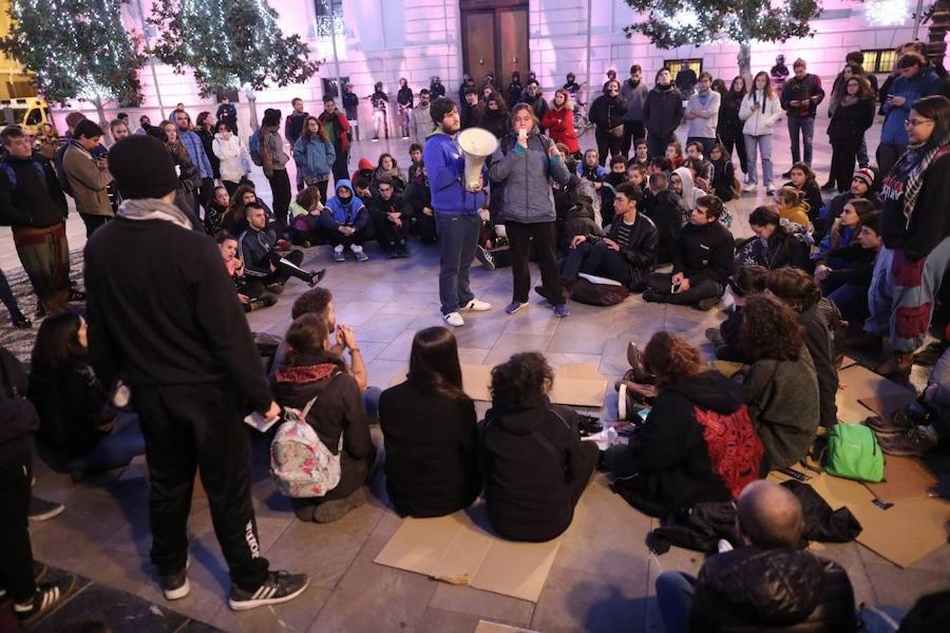 La concentración, convocada a las 18.00 horas, ha derivado en una manifestación que ha obligado a cortar calles del centro.