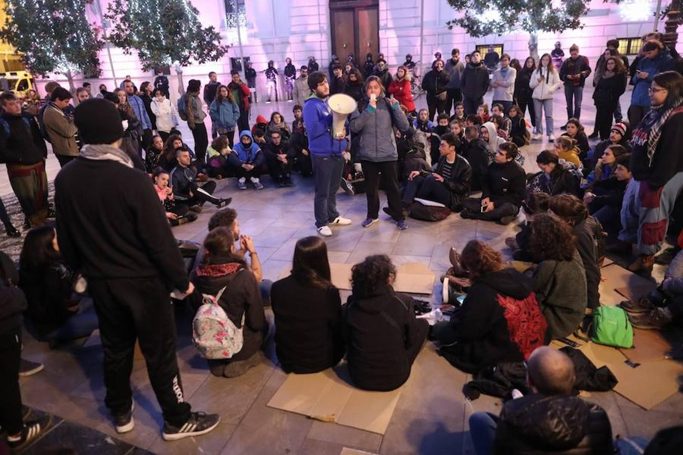 La concentración, convocada a las 18.00 horas, ha derivado en una manifestación que ha obligado a cortar calles del centro.