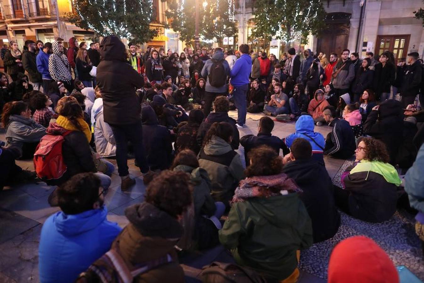La concentración, convocada a las 18.00 horas, ha derivado en una manifestación que ha obligado a cortar calles del centro.
