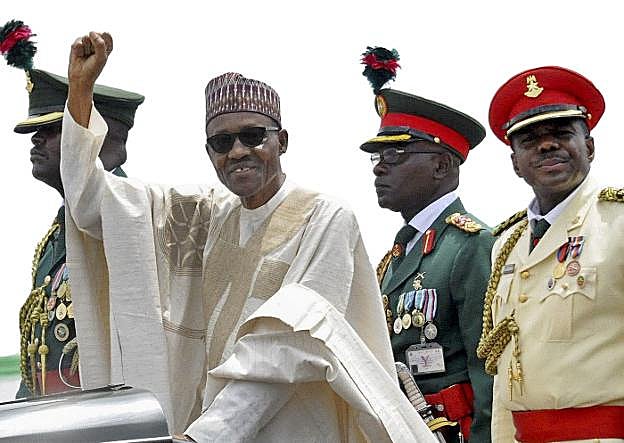 Buhari, en su toma de posesión en 2015. Abajo, su tuit con el vídeo y la reivindicación de su identidad en Cracovia. :: d. yake y Twitter