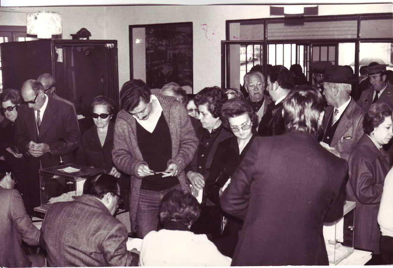 Granadinos acuden a votar a un colegio electoral en el referendum sobre la Constitución de 1978