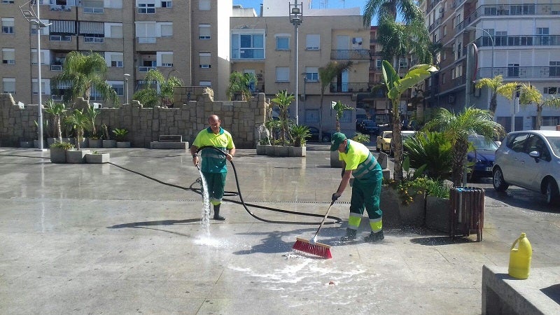 Dos trabajadores de la limpieza de Almuñécar en plena tarea. 