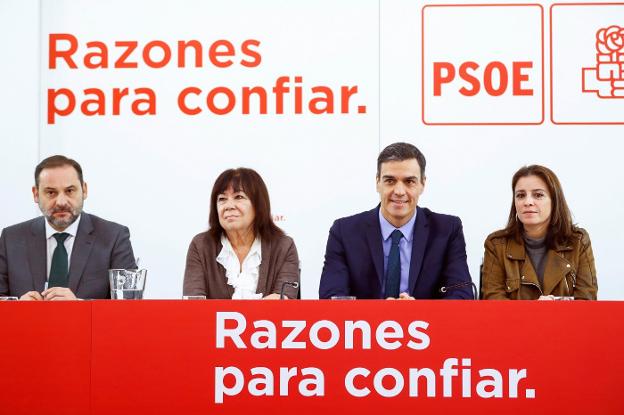Sánchez, con Ábalos y Cristina Narbona a su izquierda, y Adriana Lastra a su derecha, presidió ayer la ejecutiva federal del PSOE.