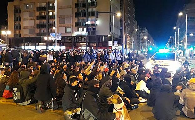 Cientos de personas vuelven a cortar el centro de Granada en el tercer día de protestas