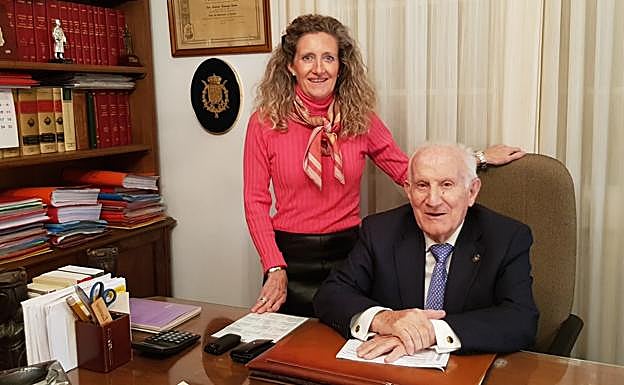 Antonio Coarasa posa junto a su hija Mayte en su despacho, regentado en la actualidad por ella junto a su marido.