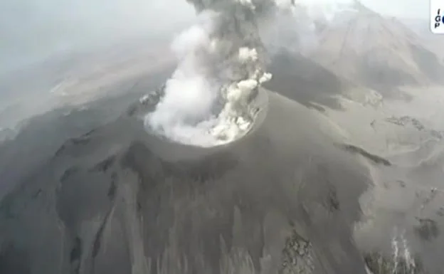 La espectacular vista de pájaro de un volcán en erupción