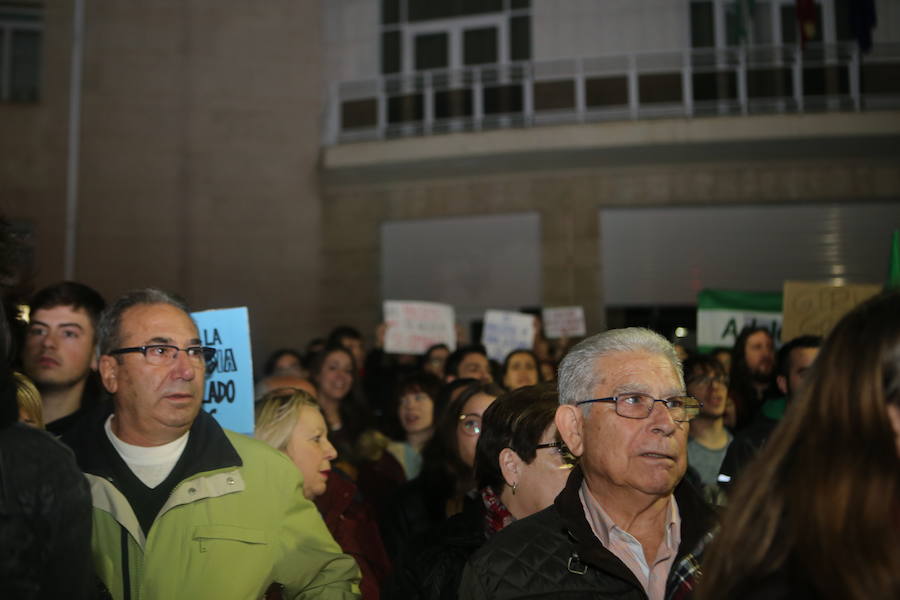 700 personas protestan en la plaza de las Batallas contra la entrada de la ultra derecha en la Cámara andaluza tras las elecciones del domingo