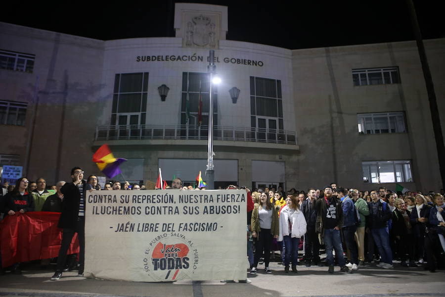 700 personas protestan en la plaza de las Batallas contra la entrada de la ultra derecha en la Cámara andaluza tras las elecciones del domingo