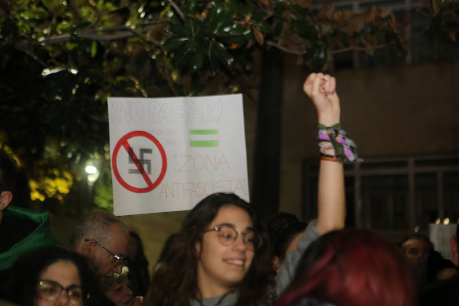 700 personas protestan en la plaza de las Batallas contra la entrada de la ultra derecha en la Cámara andaluza tras las elecciones del domingo