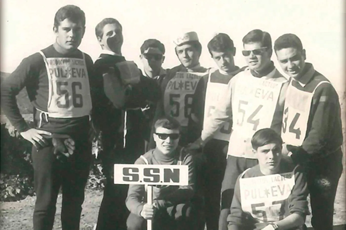 1963. CON SIERRA NEVADA. PULEVA empezó muy pronto a patrocinar pruebas deportivas. En la imagen miembros de la sociedad Sierra Nevada durante una marcha por la Alpujarra con el apoyo de la empresa láctea.
