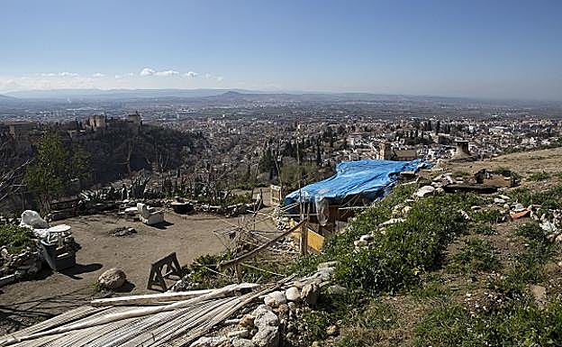 Las cuevas de San Miguel Alto generan tensiones y conflictos con los vecinos del Albaicín desde hace ya varios años.