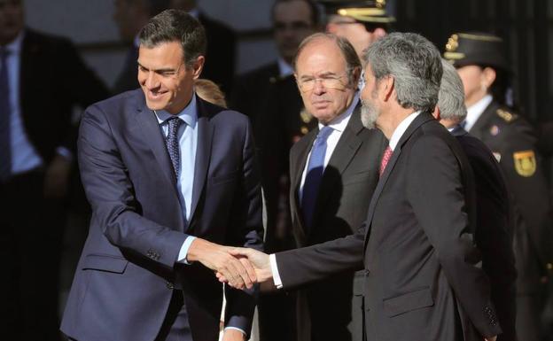 El presidente del Gobierno, Pedro Sánchez, y el presidente del Tribunal Supremo, Carlos Lesmes, se saludan a su llegada al Congreso de los Diputados. 