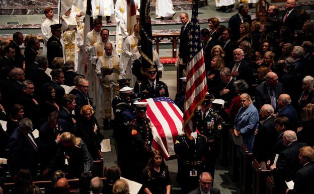 La guardia de honor militar lleva el ataúd del ex presidente de los Estados Unidos, George H.W. Bush, al concluir su servicio funerario en la Iglesia Episcopal de San Martín en Houston, Texas.