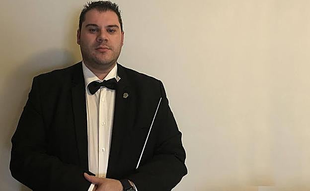 Alberto Vallejo Torres, director de la banda.