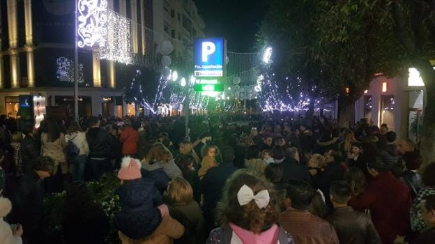 Público asistente al espectáculo musical navideño, ayer por la tarde en la calle Roldán y Marín. 