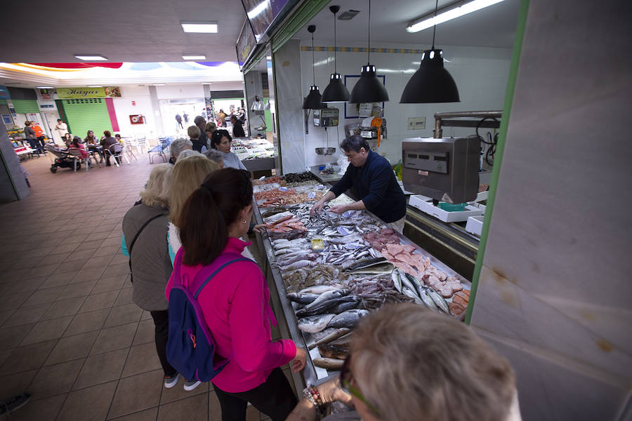 Los mercados de la Costa languidecen a la sombra de las grandes superficies. Los comerciantes de Motril se quejan de un suelo que resbala, de la falta de aparcamientos o del frío y el calor que hace en el edificio 