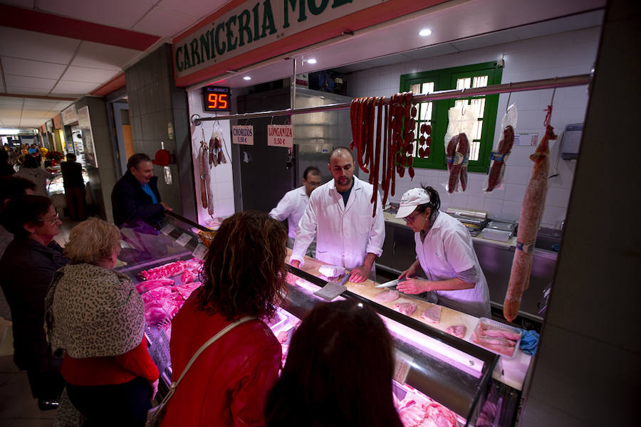 Los mercados de la Costa languidecen a la sombra de las grandes superficies. Los comerciantes de Motril se quejan de un suelo que resbala, de la falta de aparcamientos o del frío y el calor que hace en el edificio 