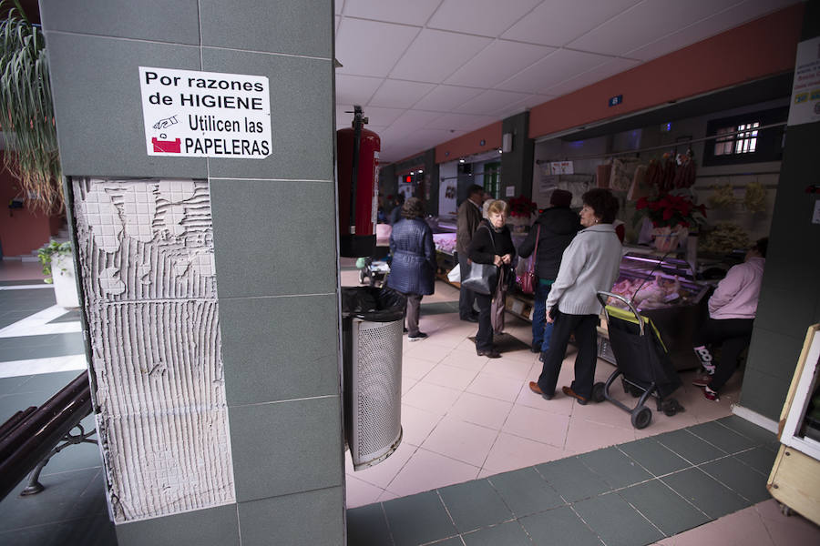 Los mercados de la Costa languidecen a la sombra de las grandes superficies. Los comerciantes de Motril se quejan de un suelo que resbala, de la falta de aparcamientos o del frío y el calor que hace en el edificio 