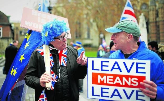 Un manifestante europeísta dialoga con un partidario del 'Brexit' en una concentración frente al Parlamento británico.