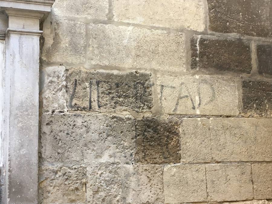 El Arzobispado ha detectado dos pintadas recientes, investigadas por la Policía Local, que se suman a las que no se pueden borrar o 'reaparecen' con el tiempo